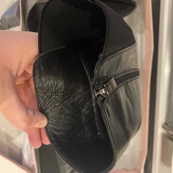 Elle Ayakkabı Giyilmiş Çizme Gelmesi