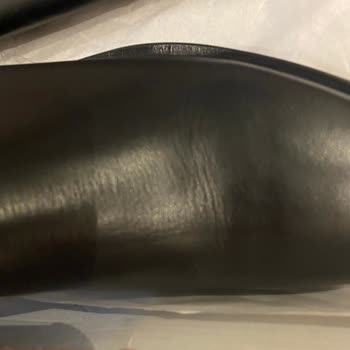 Elle Ayakkabı Giyilmiş Çizme Gelmesi