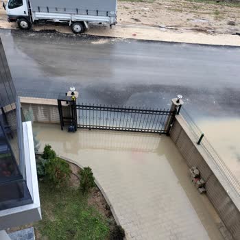 Bursa Nilüfer Belediyesi Site Girişine Su Dolması