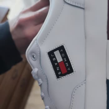 Tommy Hilfiger Tommy Jeans Defolu Ayakkabıyı Israrla Gönderiyor