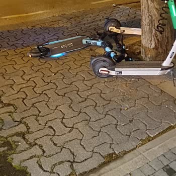 Martı Otopark Girişlerine Bırakılan Scooter'lar