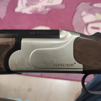 Kral Arms Av Malzemeleri Fabrika Ürettiği Tüfeğin Arkasında Dursun