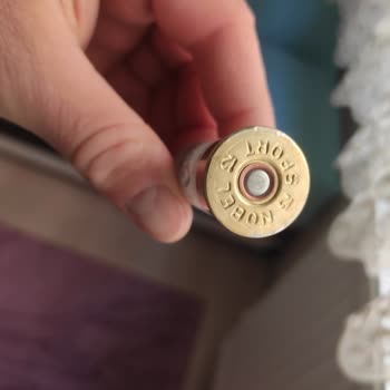 Kral Arms Av Malzemeleri Fabrika Ürettiği Tüfeğin Arkasında Dursun