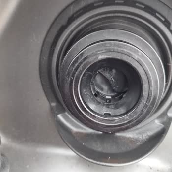 Shell Yakıt İstasyonunda Depo Kapağına Verilen Hasar