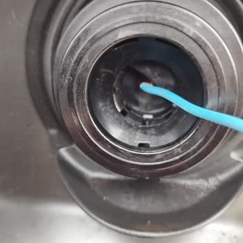 Shell Yakıt İstasyonunda Depo Kapağına Verilen Hasar