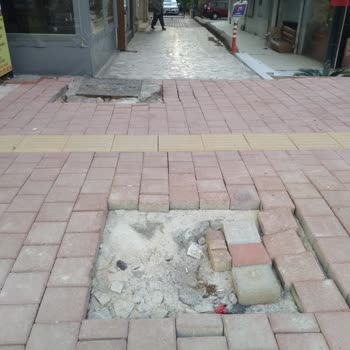 Antalya Büyükşehir Belediyesi Hasarlı Bırakılan Kaldırım