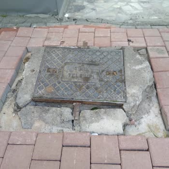 Antalya Büyükşehir Belediyesi Hasarlı Bırakılan Kaldırım