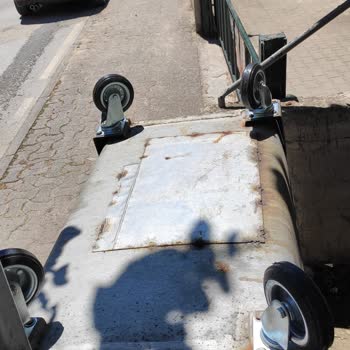 Kadıköy Belediyesi Çöp Konteynerleri Yolda Bırakma Ve Kırma