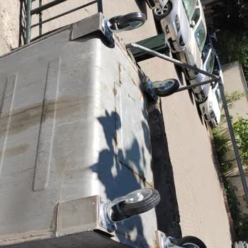 Kadıköy Belediyesi Çöp Konteynerleri Yolda Bırakma Ve Kırma