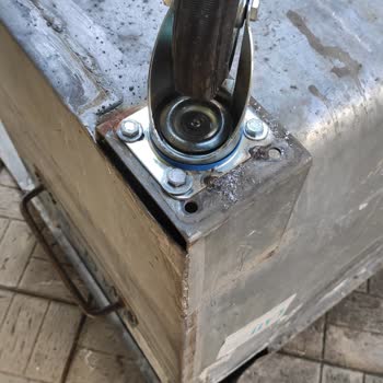 Kadıköy Belediyesi Çöp Konteynerleri Yolda Bırakma Ve Kırma