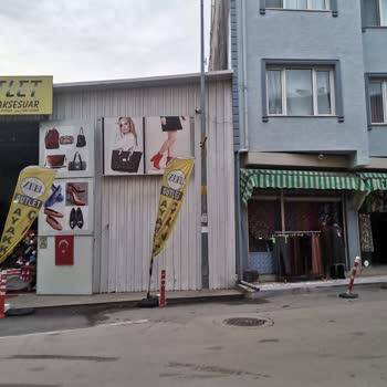 Bursa Büyükşehir Belediyesi Otobüs Şoförünün Gözü Telefondan Yolcuyu Görmüyor