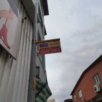 Bursa Büyükşehir Belediyesi Otobüs Şoförünün Gözü Telefondan Yolcuyu Görmüyor