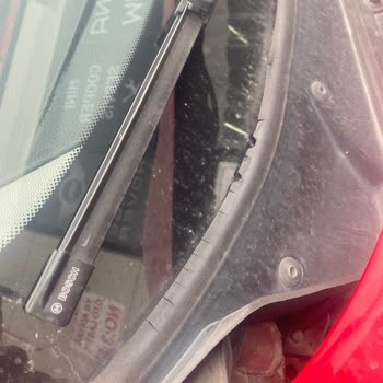 BMW Cam Altı Izgarası Dökülmesi Ve Radyo Tuş Çatlağı