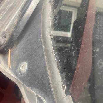 BMW Cam Altı Izgarası Dökülmesi Ve Radyo Tuş Çatlağı