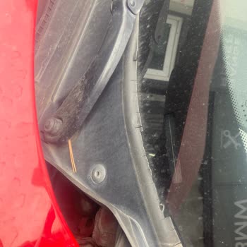 BMW Cam Altı Izgarası Dökülmesi Ve Radyo Tuş Çatlağı