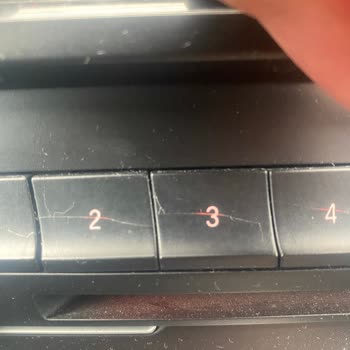 BMW Cam Altı Izgarası Dökülmesi Ve Radyo Tuş Çatlağı