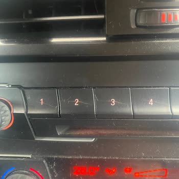 BMW Cam Altı Izgarası Dökülmesi Ve Radyo Tuş Çatlağı