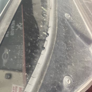 BMW Cam Altı Izgarası Dökülmesi Ve Radyo Tuş Çatlağı