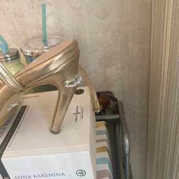Nine West Ürünlerinin Arkasında Durmuyor.