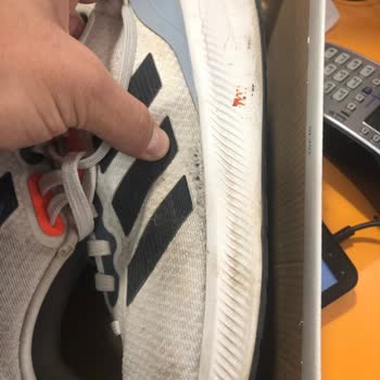 adidas Yırtılmalar Ve Açılmalar Var