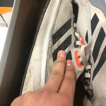 adidas Yırtılmalar Ve Açılmalar Var