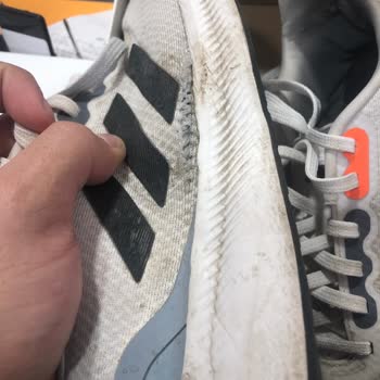 adidas Yırtılmalar Ve Açılmalar Var