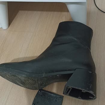 Elle Ayakkabı Elle Botumun Topuğun Alt Kısmı Çıktı