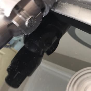 Dyson V15 Halı Süpürme Başlığı Tekerleği Kırıldı