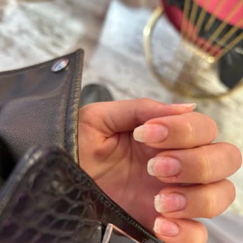 Dünne Nägel, Ruinierte Form und Undurchsichtige Preise bei Büşra Yıldız Beauty