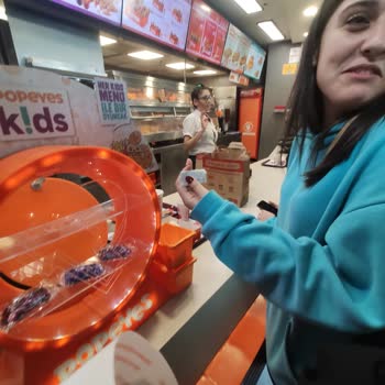 Marmara Forumdaki Gözlüklü Müdür