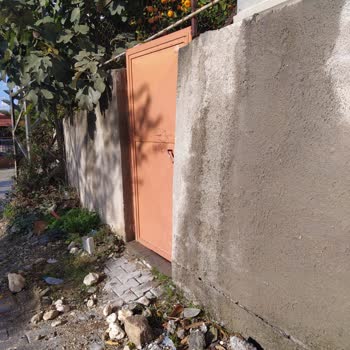 Çevre, Şehircilik Ve İklim Değişikliği Bakanlığı Yıkım Ekipleri Duvarımıza Hasar Verip Onarmadı