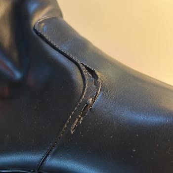 Pull And Bear Den Alınana Botun Yırtılması