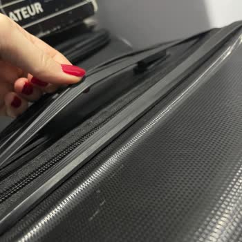 Pegasus'un Bagajlarını Kırması Ve Önemsememesi