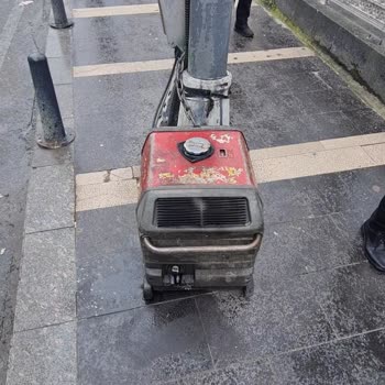 BTK (Bilgi Teknolojileri ve İletişim Kurumu) Çırağan Caddesi'nde Kaldırıma Yerleştirilen Jeneratörden Şikayet