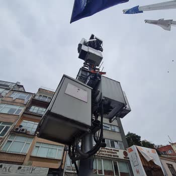 BTK (Bilgi Teknolojileri ve İletişim Kurumu) Çırağan Caddesi'nde Kaldırıma Yerleştirilen Jeneratörden Şikayet