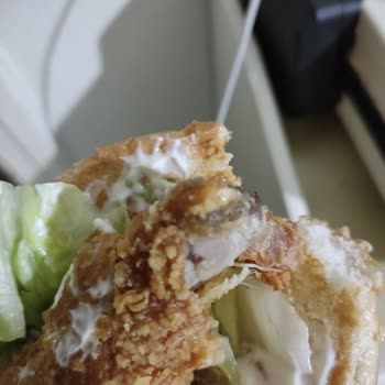 Popeyes Hamburger İçinde Kemikli But Çıktı