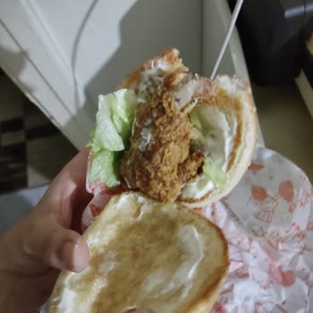 Popeyes Hamburger İçinde Kemikli But Çıktı