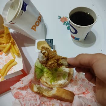 Popeyes Hamburger İçinde Kemikli But Çıktı