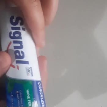 Signal Donmuş Ve Altı Kesilmiş Diş Macunu