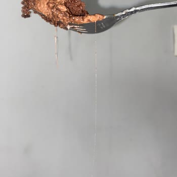 BİM Çikolatalı Pasta İçerisinde Yabancı Cisim Bulundu