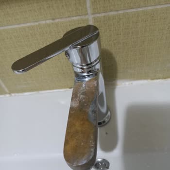 Creavit Banyo Bataryasının Üzerindeki Kaplamanın Soyulması