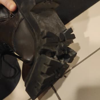 Stradivarius Botunun Tabanı İkiye Ayrıldı, Kalitesiz.