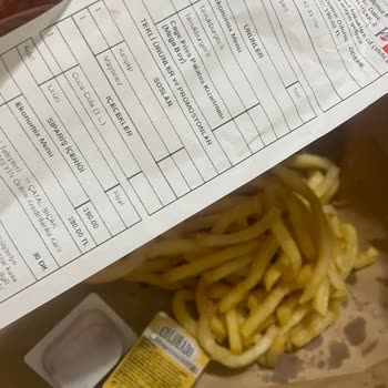 Popeyes Uşak Şubesi Sürekli Yanlış Ve Kötü Bayat Ve Yağ İçinde Patates