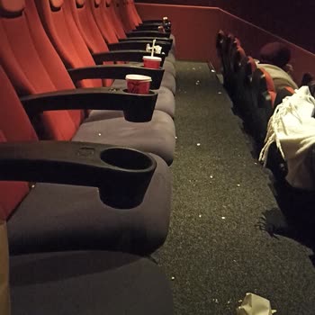 Paribu Cineverse Marmara Forum Sinema Salonu Temizlenmemişti