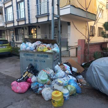 Etimesgut Belediyesi Çöp Kamyonu İki Gündür Gelmiyor!