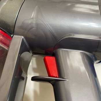 Dyson V8 Cihazı Plastik Aksan Durduk Yere Çatlaması Ve Kırılması