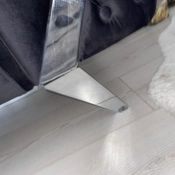 Engince Koltuk Takımı Ayakları Eğiliyor