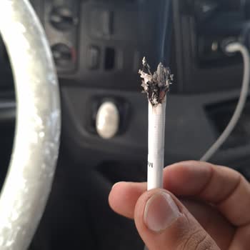 Marlboro Sigaralardan Uzun Çubuk Gibi Maddelerin Çıkması.