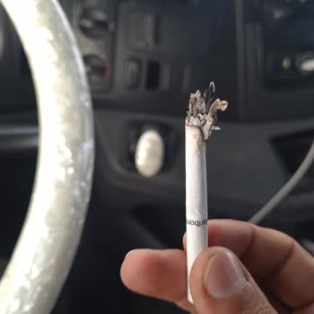 Marlboro Sigaralardan Uzun Çubuk Gibi Maddelerin Çıkması.