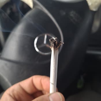 Marlboro Sigaralardan Uzun Çubuk Gibi Maddelerin Çıkması.